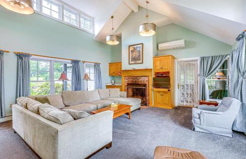New London House | Relaxing Lakefront Retreat in New London with Hot Tub & Dock