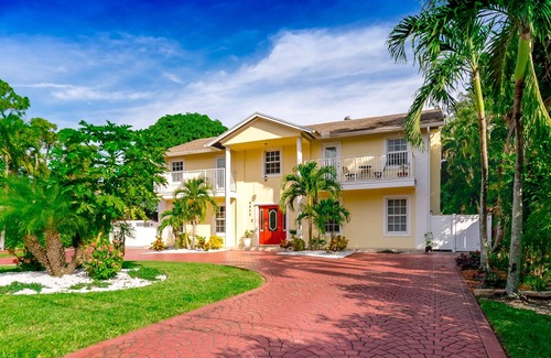 Lake Worth House | Lakefront Retreat with Heated Pool, Golf & Dinos - Sleeps 12
