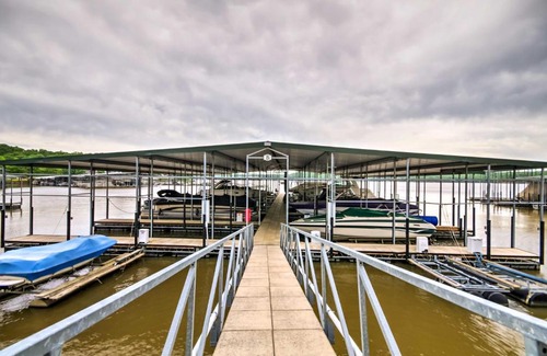 Osage Beach Apartment | Delightful Lakefront Osage Beach Condo - Pet Friendly Stay!