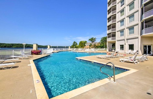 Osage Beach Apartment | Relaxing Lakefront Osage Beach Condo with Pool Access