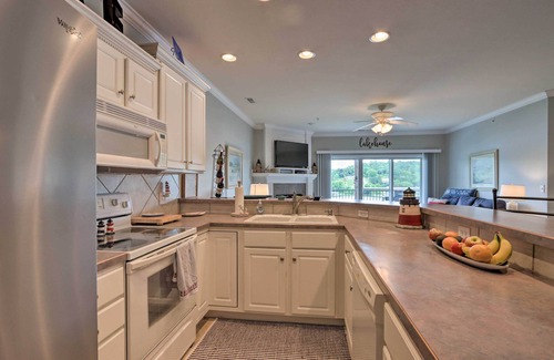 Camdenton Condo | Scenic Lakefront Ozark Condo with Pool & Balcony Retreat