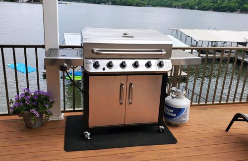 Roach House | LOZ FamilyFun Lakefront Home: Sleeps 26, Pool & Great Views