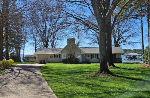 Mayhew House | Idyllic Lakefront Paradise for Family-Friendly Getaways