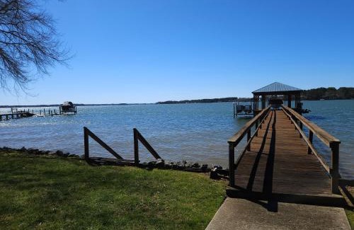 Mayhew House | Idyllic Lakefront Paradise for Family-Friendly Getaways