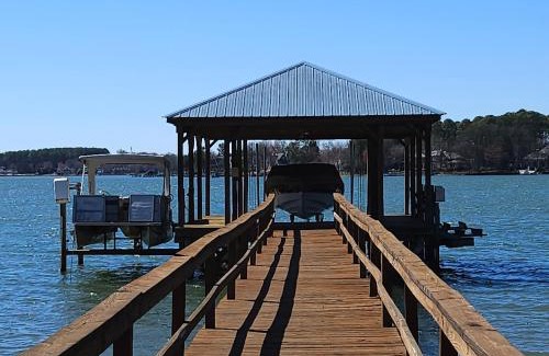 Mayhew House | Idyllic Lakefront Paradise for Family-Friendly Getaways