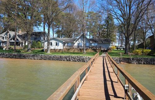 Mayhew House | Idyllic Lakefront Paradise for Family-Friendly Getaways