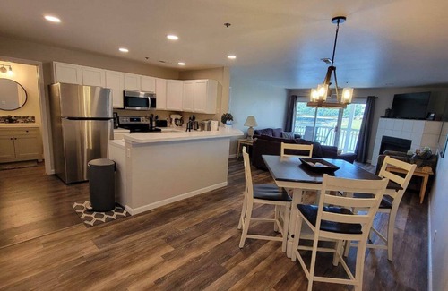 Kaiser Condo | Pet-Friendly Lakefront Condo with 3 Pools & High Rating