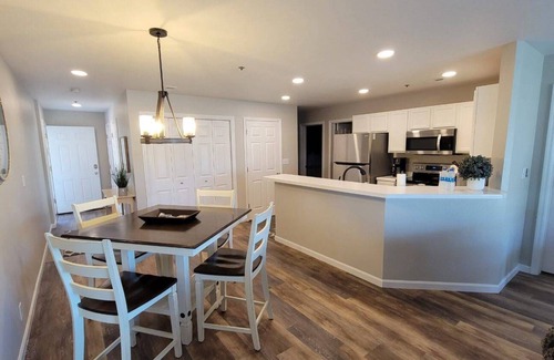 Kaiser Condo | Pet-Friendly Lakefront Condo with 3 Pools & High Rating
