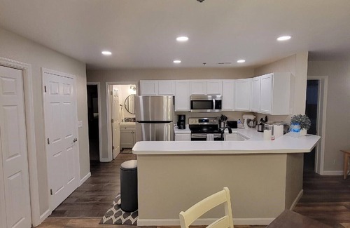 Kaiser Condo | Pet-Friendly Lakefront Condo with 3 Pools & High Rating