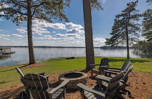 Henrico House | Lakefront Retreat with Pet-Friendly Deck and Kayak Access