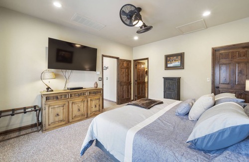 Longtown Cabin | Serene Lakefront Retreat Steps from the Water at Eufaula