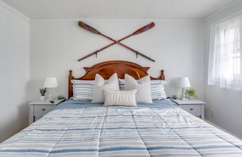Limerick House | Tranquil Lakefront Escape with Breathtaking Sunsets & Views