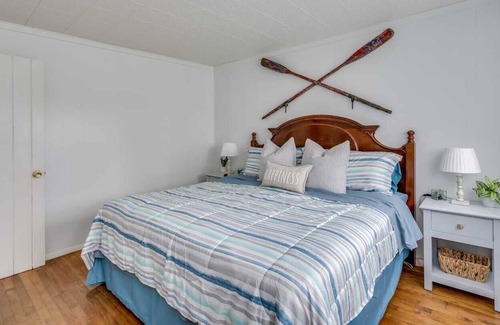 Limerick House | Tranquil Lakefront Escape with Breathtaking Sunsets & Views
