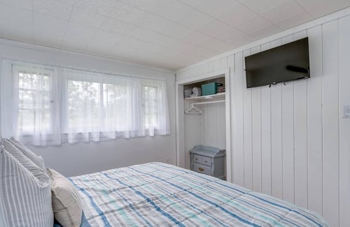 Limerick House | Tranquil Lakefront Escape with Breathtaking Sunsets & Views