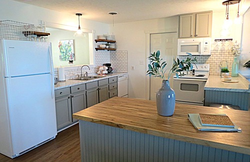 Belton House | Experience The Lakeview Retreat: Pet-Friendly with Spa Access
