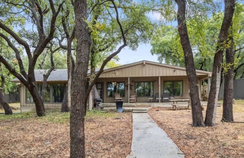 Brownwood House | Lakefront Retreat | Sleeps 11+