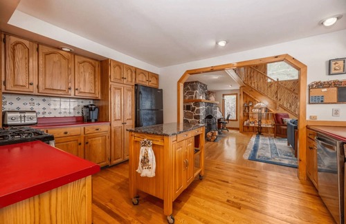 Standish House | Lakefront Retreat | Sleeps 10 | Private Beach