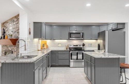 Enchanted Oaks House | Lakefront Retreat Sleeps 15 Starlink Internet