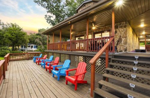 Enchanted Oaks House | Lakefront Retreat Sleeps 15 Starlink Internet