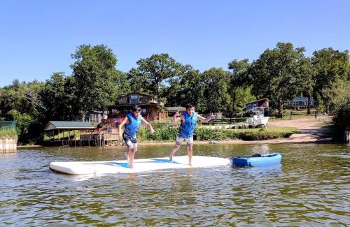Enchanted Oaks House | Lakefront Retreat Sleeps 15 Starlink Internet