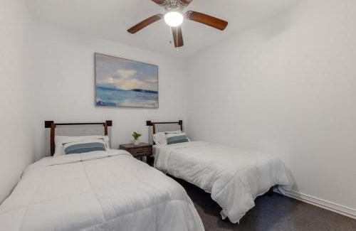 Enchanted Oaks House | Lakefront Retreat Sleeps 15 Starlink Internet