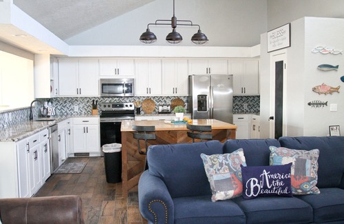 Canadian House | Lakefront Retreat: Breathtaking Views & Pet-Friendly Amenities