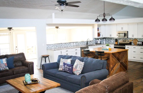 Canadian House | Lakefront Retreat: Breathtaking Views & Pet-Friendly Amenities