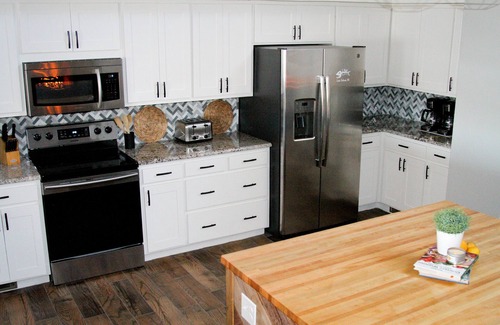 Canadian House | Lakefront Retreat: Breathtaking Views & Pet-Friendly Amenities