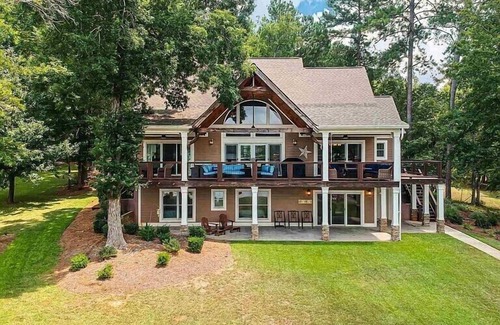 Eatonton House | Idyllic Lakefront Retreat with Private Dock & Pool Access