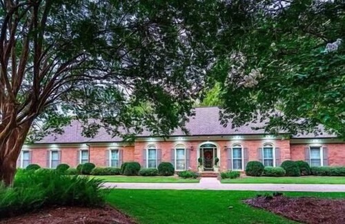 LaGrange House | Lakefront Retreat with Private Pool & Spa Amenities