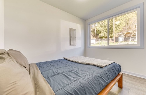 McKenna Cabin | Lakefront Roy Cabin: Pet-Friendly Retreat Near Mount Rainier