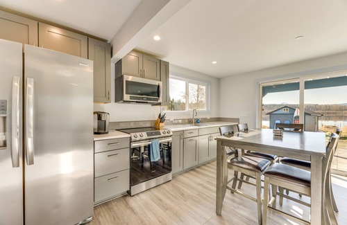 McKenna Cabin | Lakefront Roy Cabin: Pet-Friendly Retreat Near Mount Rainier