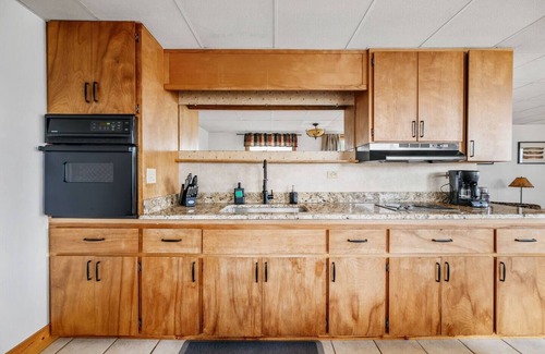 Mayfield Condo | Family Beach Escape with Lake Views & Pontoon Rentals!