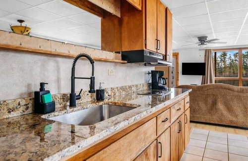 Mayfield Condo | Family Beach Escape with Lake Views & Pontoon Rentals!