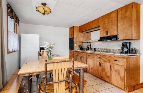 Mayfield Condo | Family Beach Escape with Lake Views & Pontoon Rentals!