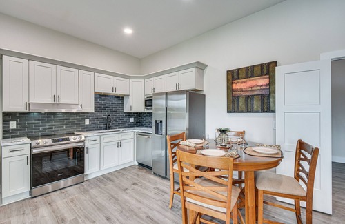 Seneca Apartment | Serene Lakefront Seneca Retreat with Shared Dock & Spa
