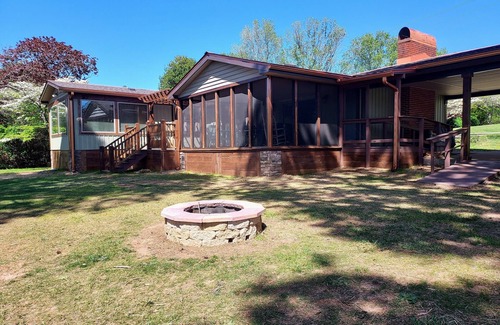 Hiawassee House | Experience "Sitting Rock" on Lake Chatuge - Hiawassee Getaway