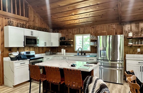 Northville House | LAKEFRONT! Sleeps 15, Pet-friendly, Charming Chic Home