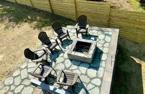 Northville House | LAKEFRONT! Sleeps 15, Pet-friendly, Charming Chic Home