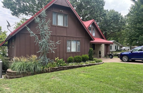 Vinita House | LAKEFRONT! Spacious 5-bedroom house on Grand Lake with 3 slip dock