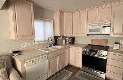 Chelan Condo | Lakefront Condo: Relax by the Water at Spader Bay