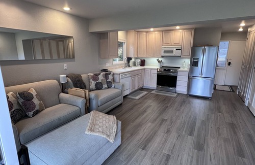 Chelan Condo | Lakefront Condo: Relax by the Water at Spader Bay