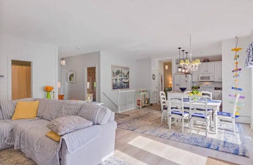 Henrico House | Lakefront Getaway: Breathtaking Sunsets & Fun Amenities