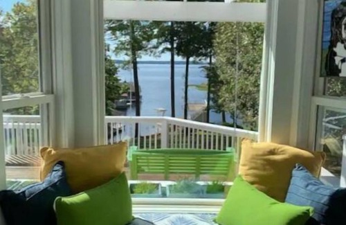 Henrico House | Lakefront Getaway: Breathtaking Sunsets & Fun Amenities