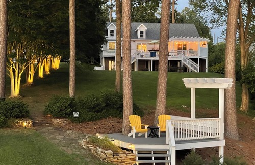 Henrico House | Lakefront Getaway: Breathtaking Sunsets & Fun Amenities