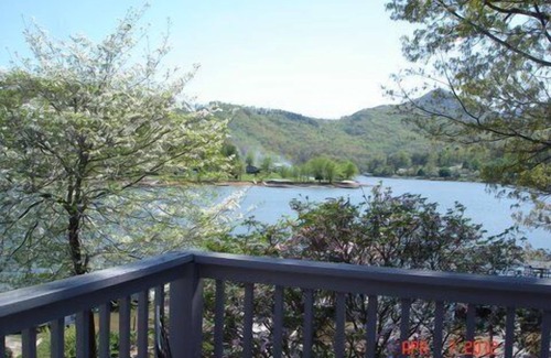 Nantahala Bay House | Premier Lakefront Town Home in Downtown Hiawassee