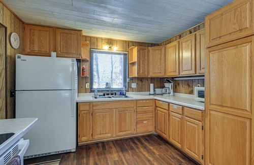 Townsend Cabin | Cozy Lakefront Cabin with Fire Pit, Dock & Spa Amenities