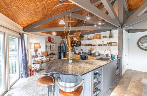 Pinehurst Cottage | Cozy Lakefront Treehouse with Kitchen & Breakfast Included