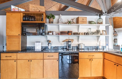 Pinehurst Cottage | Cozy Lakefront Treehouse with Kitchen & Breakfast Included