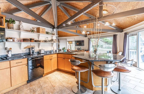Pinehurst Cottage | Cozy Lakefront Treehouse with Kitchen & Breakfast Included